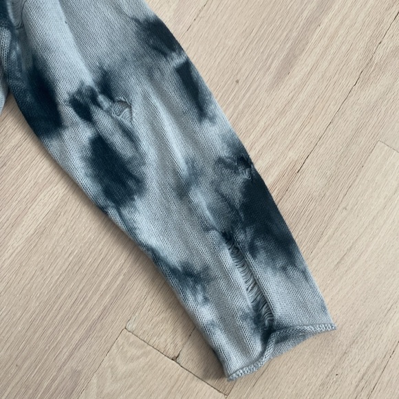 SIX/FIFTY Blue tie-dye knit sweater with lots of rips - Picture 5 of 11